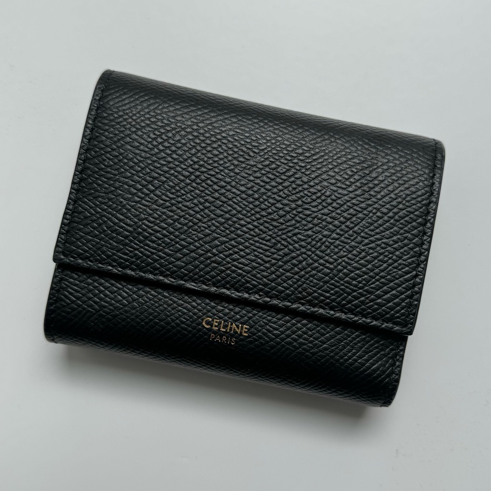 CELINE SMALL TRIFOLD WALLET IN GRAINED CALFSKIN - BLACK